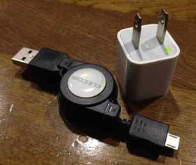 電源アダプタとマイクロUSBケーブル
